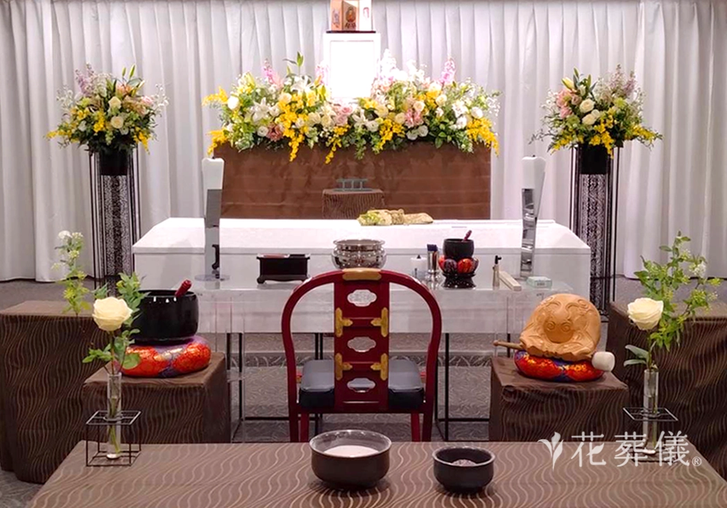 待ち遠しい春の花祭壇