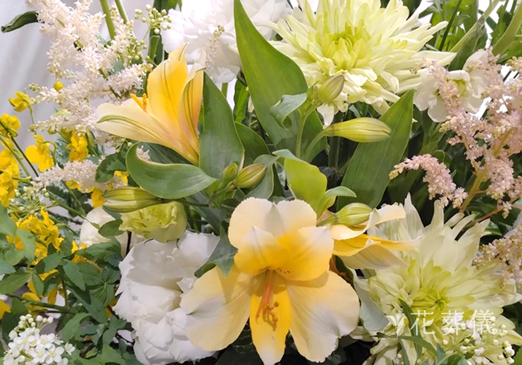 待ち遠しい春の花祭壇