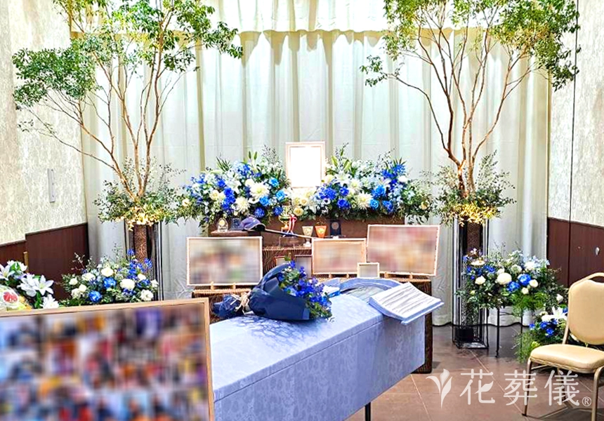 花祭壇の写真　お父様のイメージであるブルーのお花で清廉でクリアな空間をイメージして