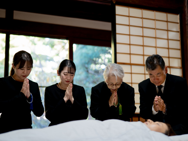 一般葬とは故人様と関係のあったさまざまな立場の人が参列する、伝統的な流れに沿った葬儀形態