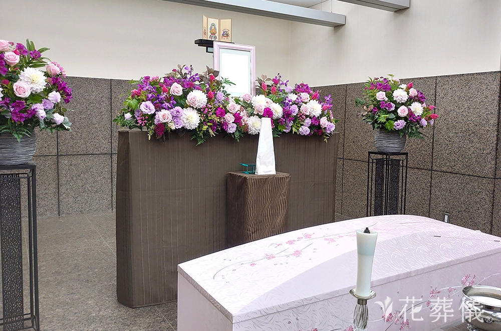 梅雨晴の花祭壇