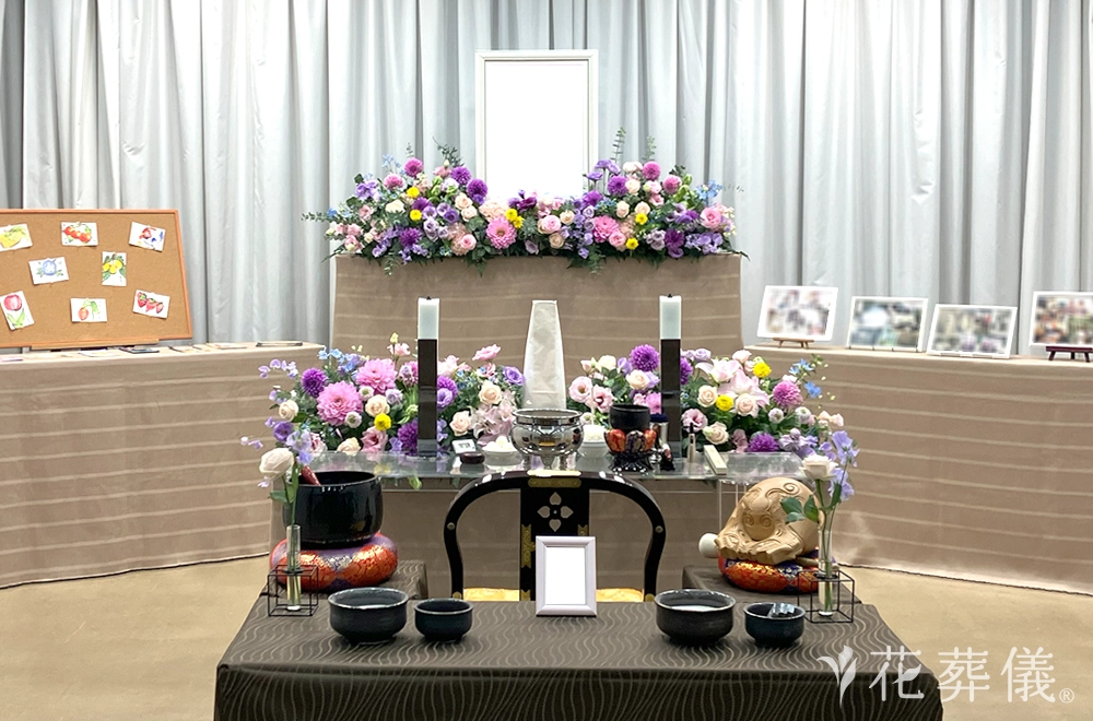 好きなものに囲まれるよろこびを感じての花祭壇