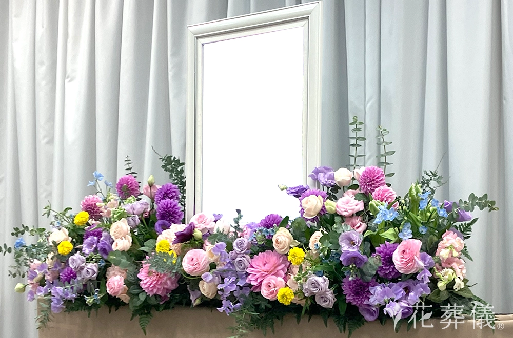 好きなものに囲まれるよろこびを感じての花祭壇