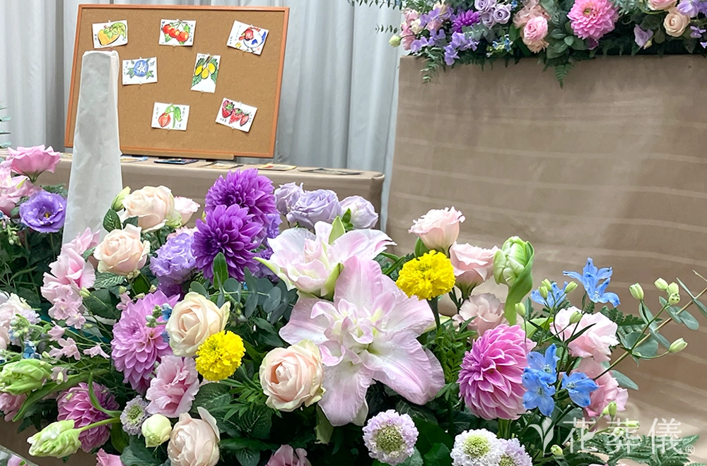 好きなものに囲まれるよろこびを感じての花祭壇