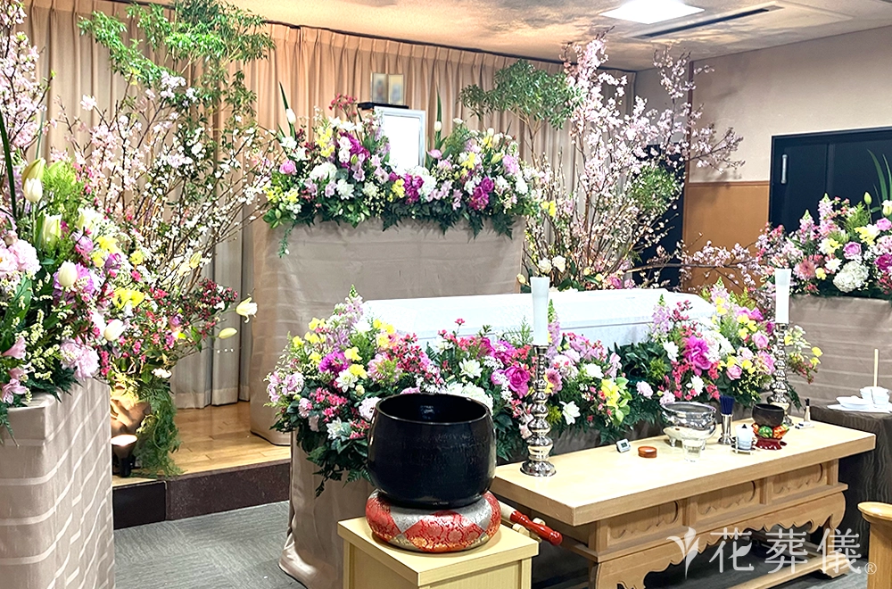 春山の花祭壇