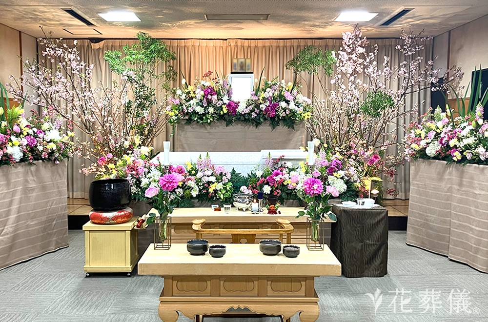 春山の花祭壇