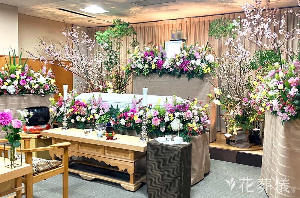 春山の花祭壇