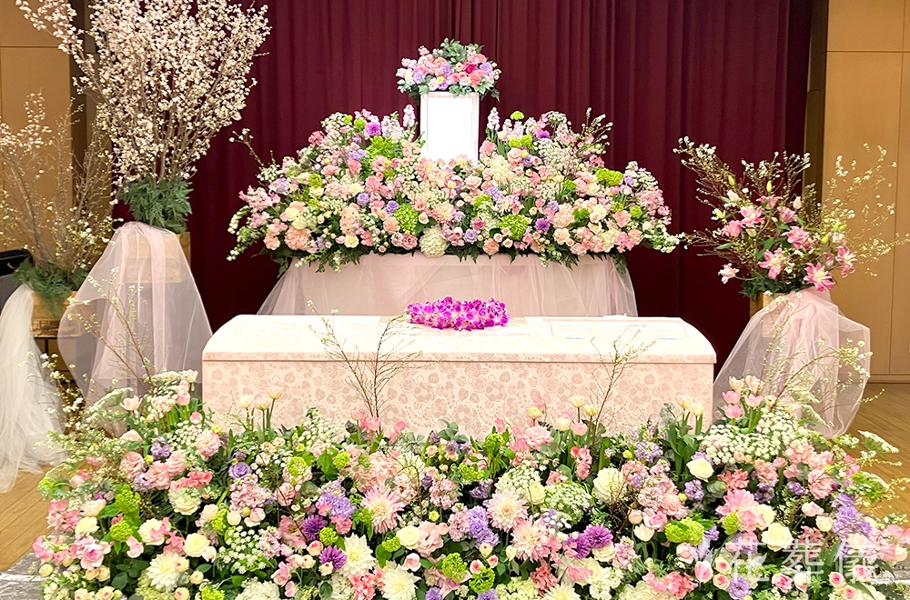 春いっぱいピンクの花祭壇