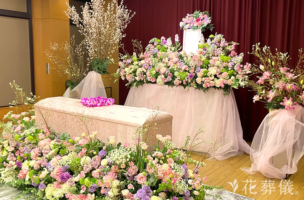 春いっぱいピンクの花祭壇