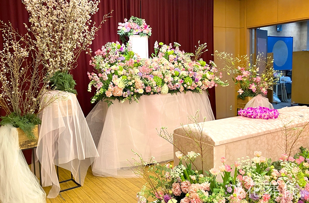 春いっぱいピンクの花祭壇
