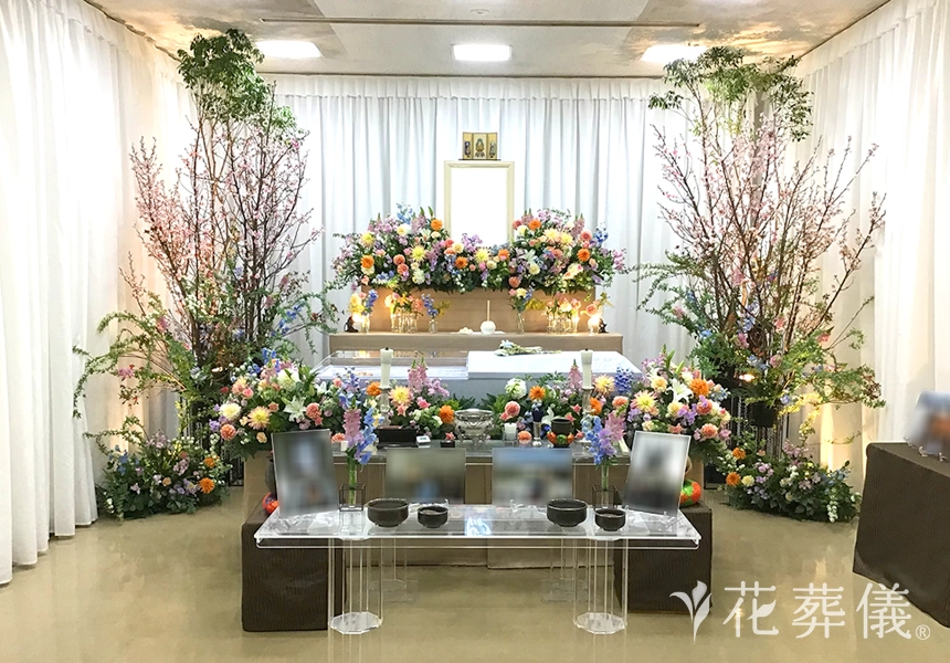 花葬儀の花祭壇　お庭風のベランダをイメージしてユリ・チューリップ・スイトピー・バラ・サクラなど季節のお花をたくさん入れた華やかな花祭壇