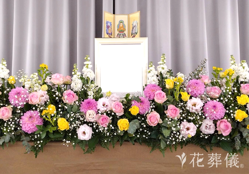 花葬儀の花祭壇　カスミソウやかわいらしいお花をプレゼントしてくれた奥様思いのご主人様のためにつくった世界でたったひとつの花祭壇