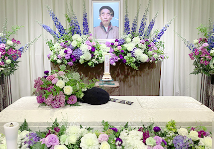 紫色の花をたくさん飾った祭壇