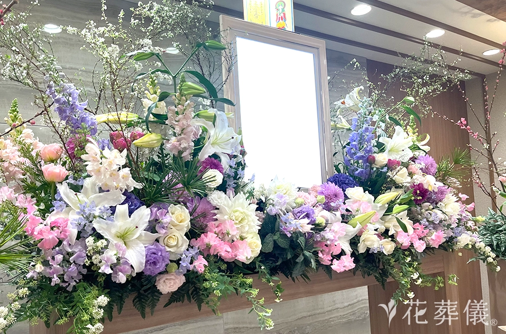 花あかりの花祭壇