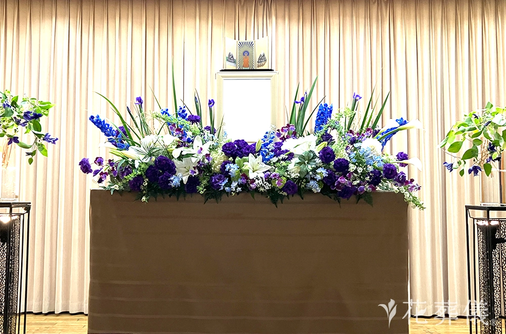 凛としたたたずまいの花祭壇
