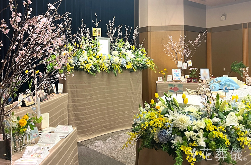 『2人の世界』〜絵手紙ラブストーリー〜の花祭壇