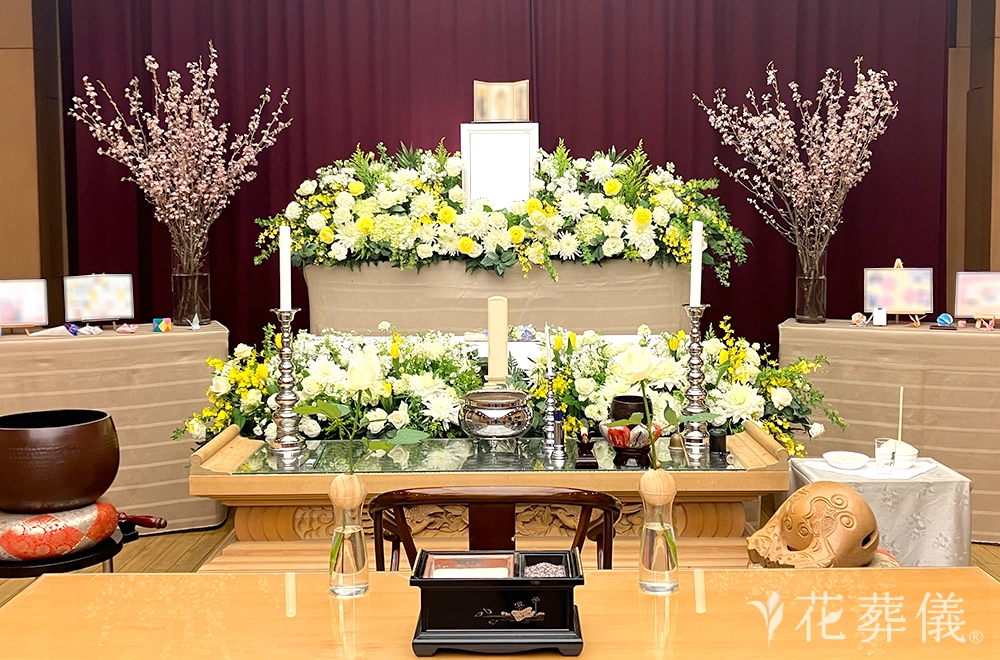 水の春の花祭壇