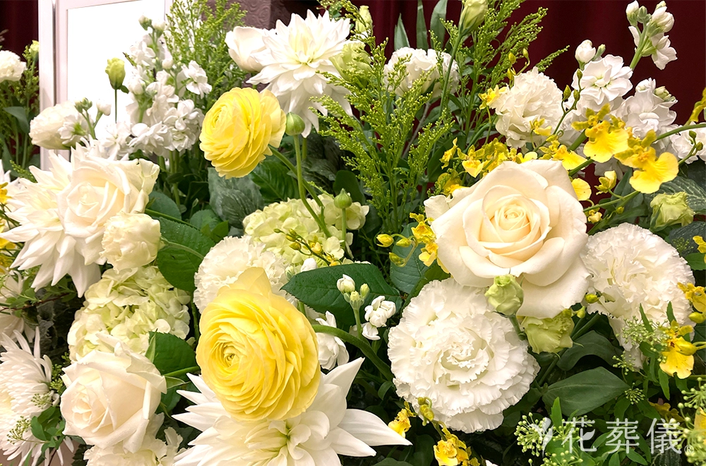 水の春の花祭壇