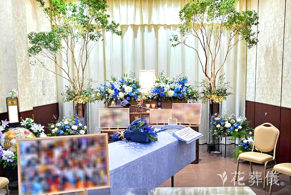 青いカーネションの花祭壇