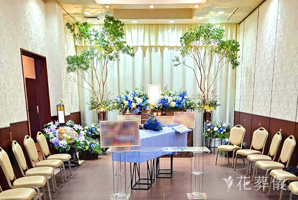 青いカーネションの花祭壇