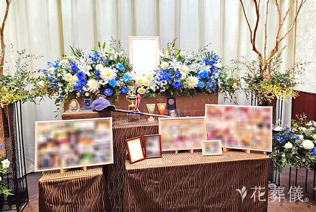 青いカーネションの花祭壇
