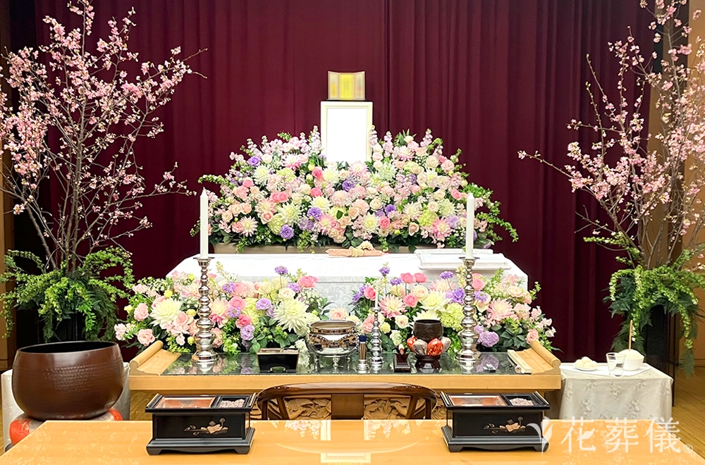 満開の桜の下の花祭壇