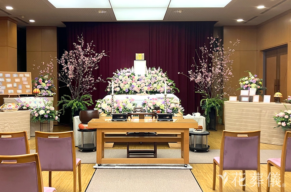 満開の桜の下の花祭壇