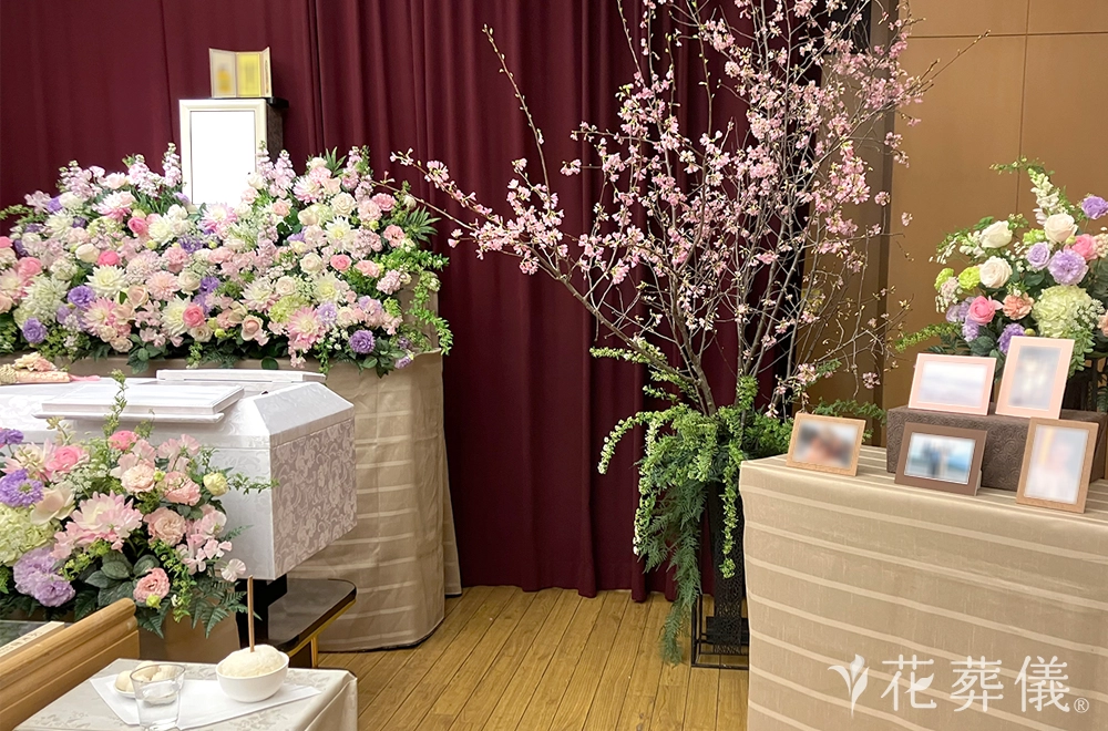満開の桜の下の花祭壇