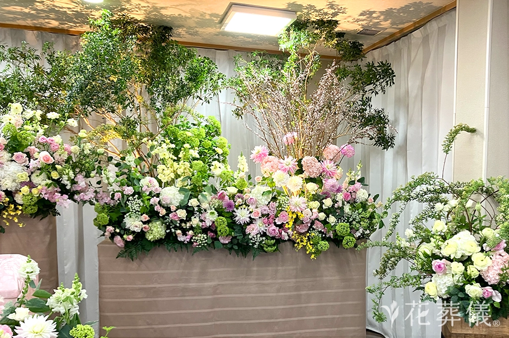 ハナミズキと桜の花祭壇
