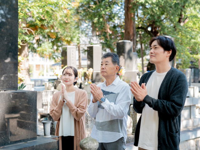 4.シーン別・お墓参りの服装【友人・喪中など】