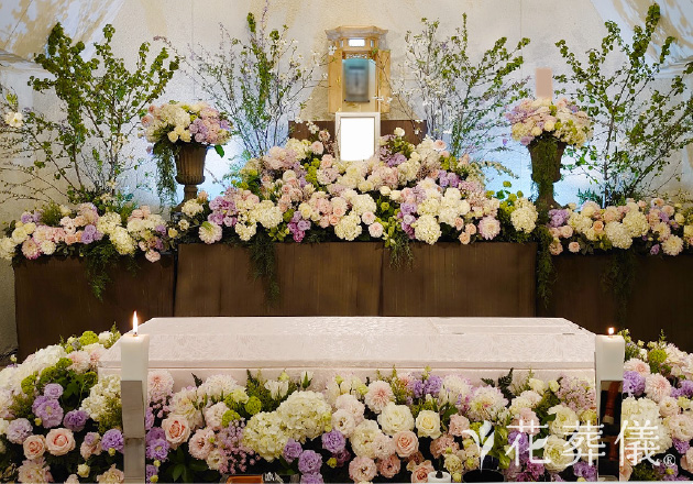 「葬儀には大好きな花を飾って」との故人様の希望を実現した華やかな花祭壇