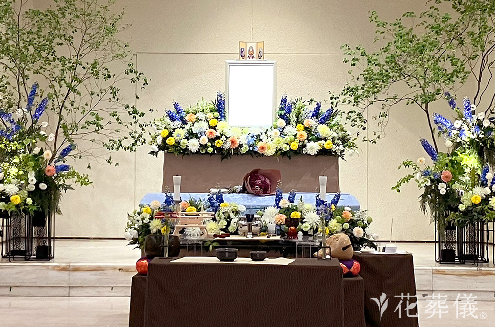 プールサイドの花祭壇