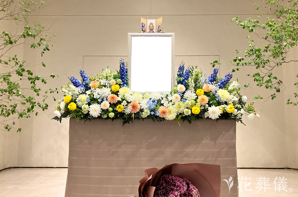 プールサイドの花祭壇