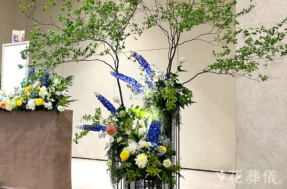 プールサイドの花祭壇