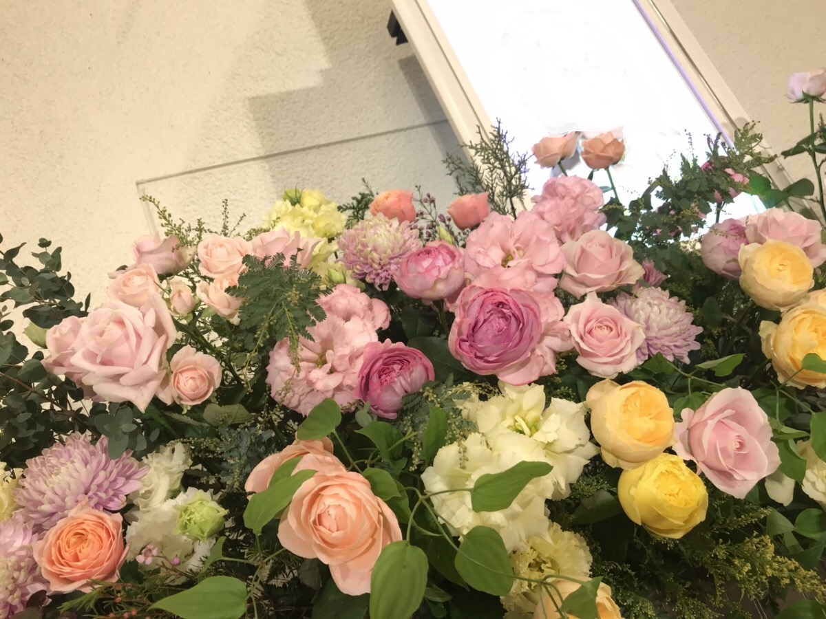 バラ花祭壇_色とりどりのバラ2