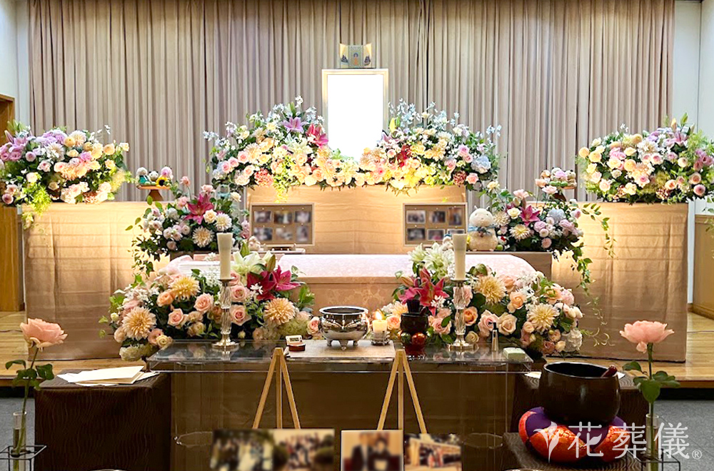 助六の日常に囲まれての花祭壇