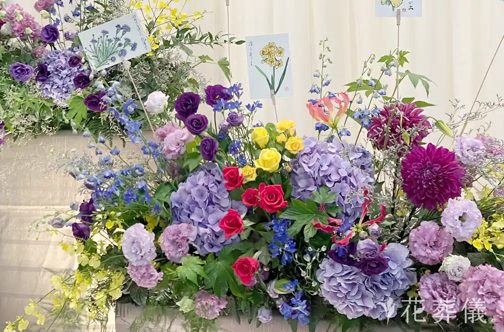 絵手紙作品展の花祭壇