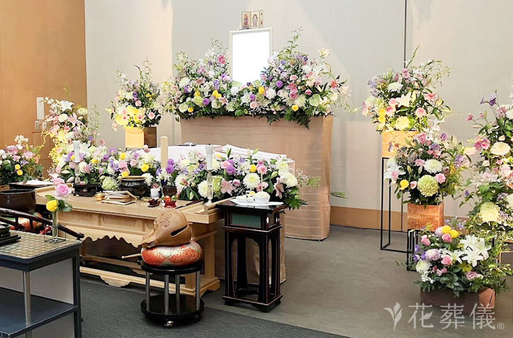 花開くの花祭壇