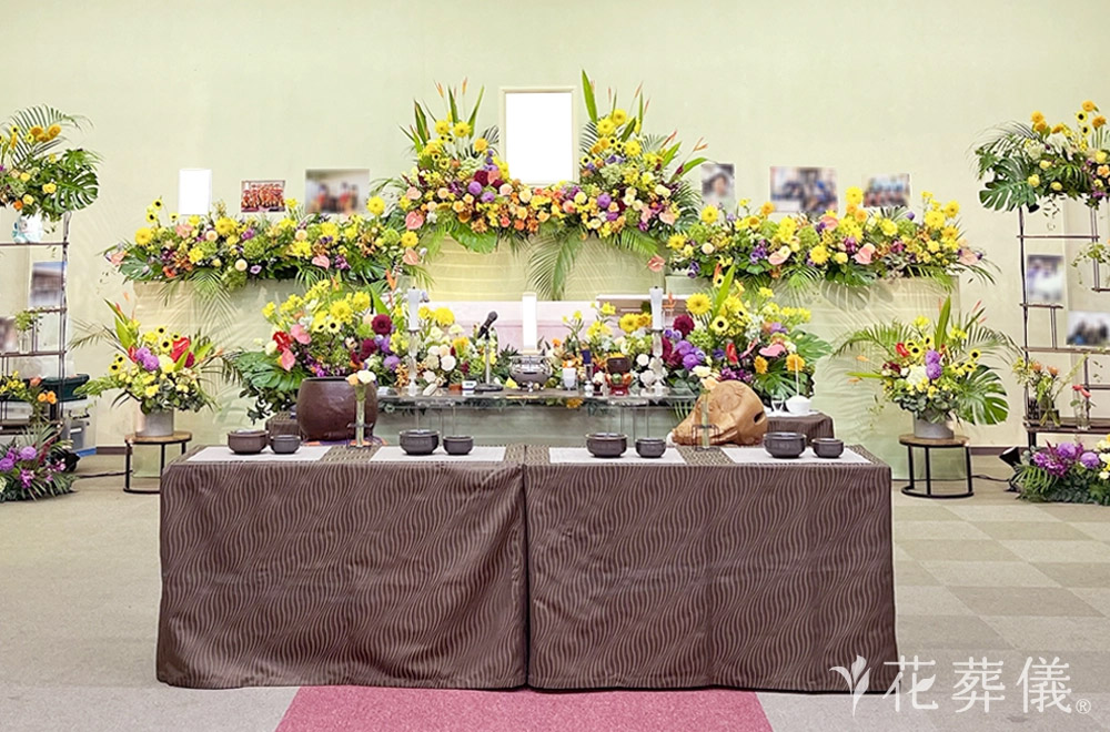 琉球舞踊カラーの祭壇の花祭壇