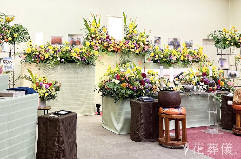 琉球舞踊カラーの祭壇の花祭壇