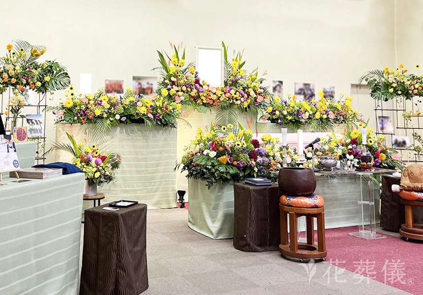 花の祭壇　南国の華やかに暖かい太陽の色の花たちでお飾りした祭壇