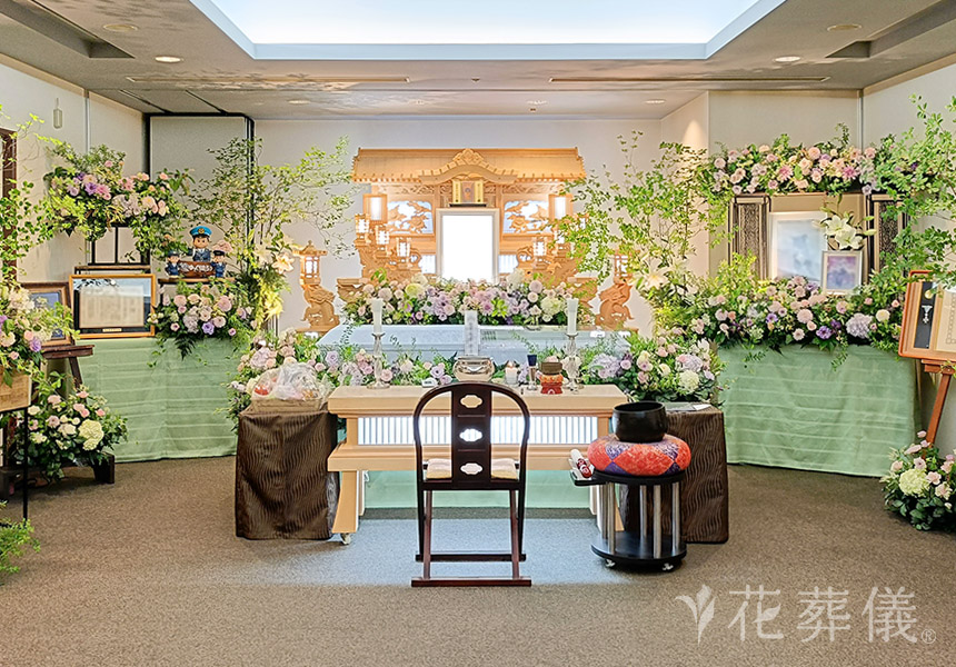 花祭壇の写真　尊敬するお父様を華やかに温かくお見送りする空間をイメージして