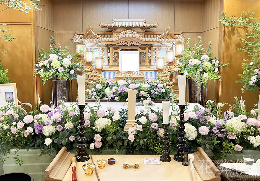 花葬儀の花祭壇　淡い、柔らかいお色味でお飾りしたお花と、お持ちになったお着物と見事に調和された世界でたったひとつの花祭壇