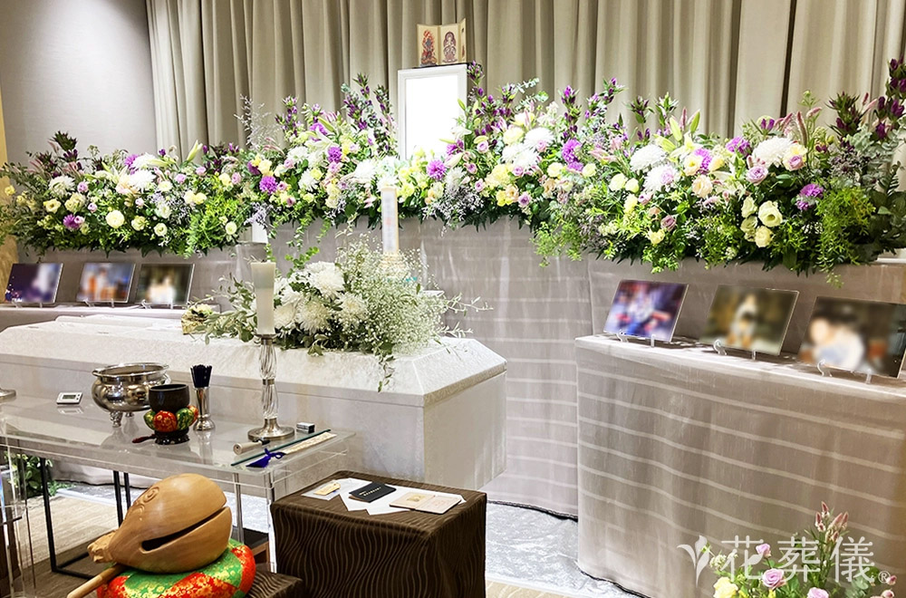 彼女カラーで彩るの花祭壇