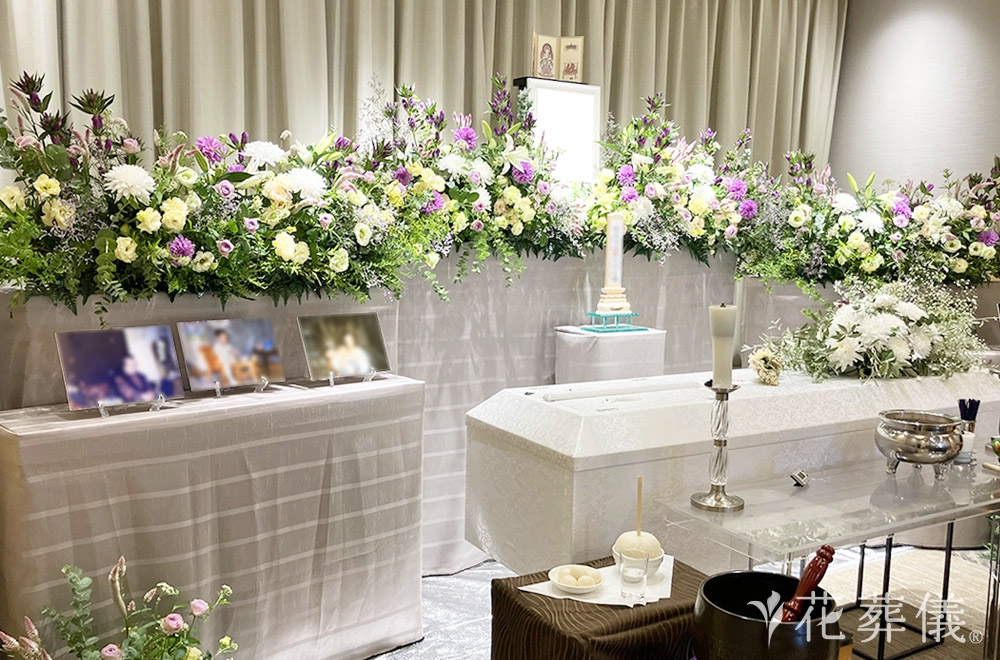 彼女カラーで彩るの花祭壇