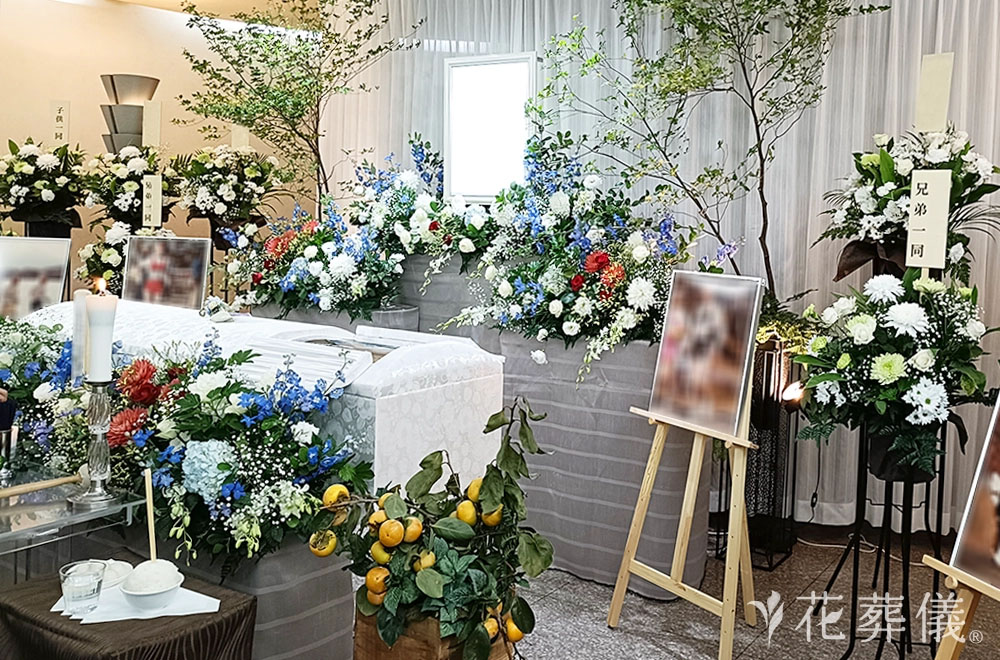 家から眺める景色の花祭壇