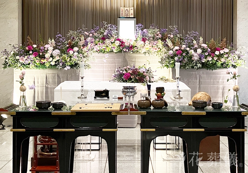 花葬儀の花祭壇 お好きだったクレマチスとサツキ。二種類の花色をベースに花合わせした世界でたったひとつの花祭壇