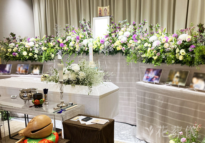 花祭壇ギャラリー　優しいオレンジとやわらかいピンクのお花と、たくさんのお写真も一緒にお飾りした、ご家族の想いとゲストの想いが一つになった祭壇