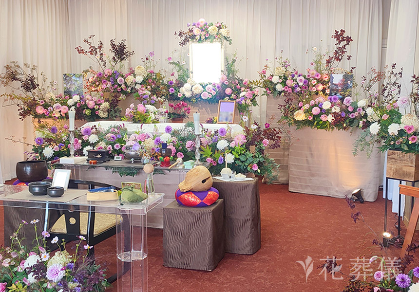 花葬儀の花祭壇　お母様がお好きだったピンクと秋の空間をイメージ。お母様への感謝とありがとうが溢れた、愛がいっぱいの花祭壇