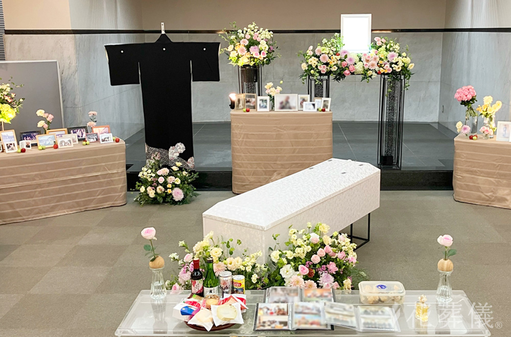愛情と感謝とダーズンローズの花祭壇